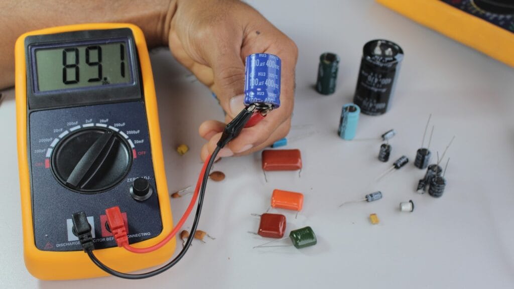 como testar capacitor na prática usando o multímetro digital