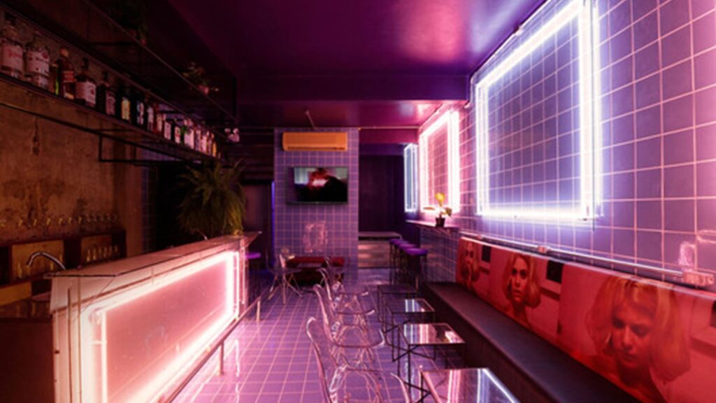 lâmpadas de neon em um bar